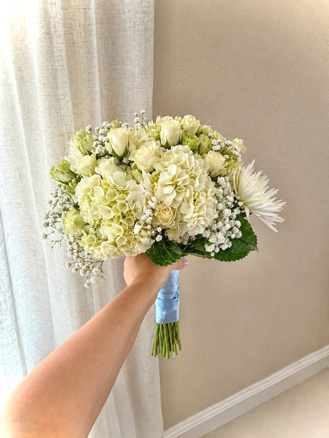 Soft elegant bouquet in neutral tones.