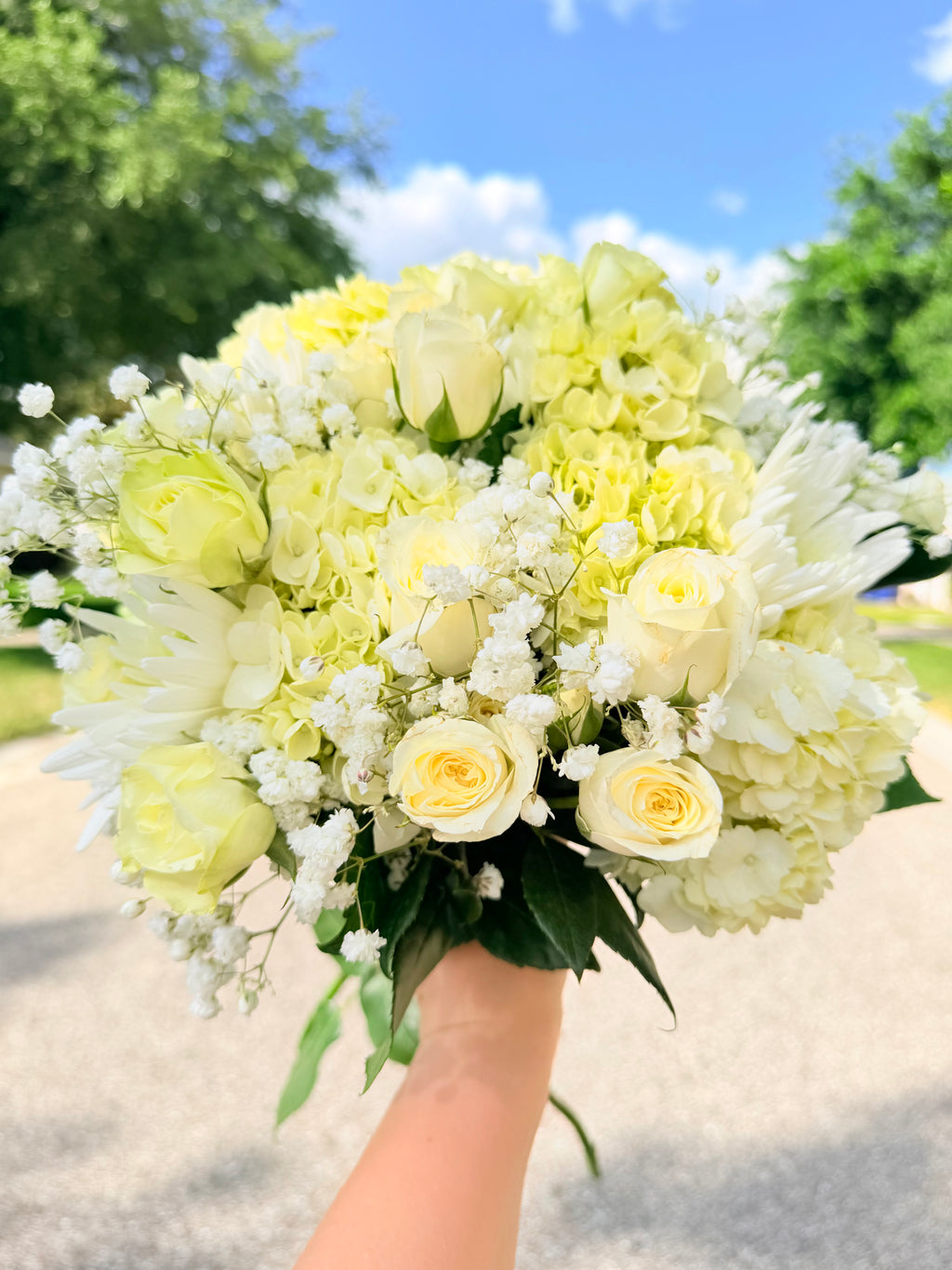 Soft elegant bouquet in neutral tones.