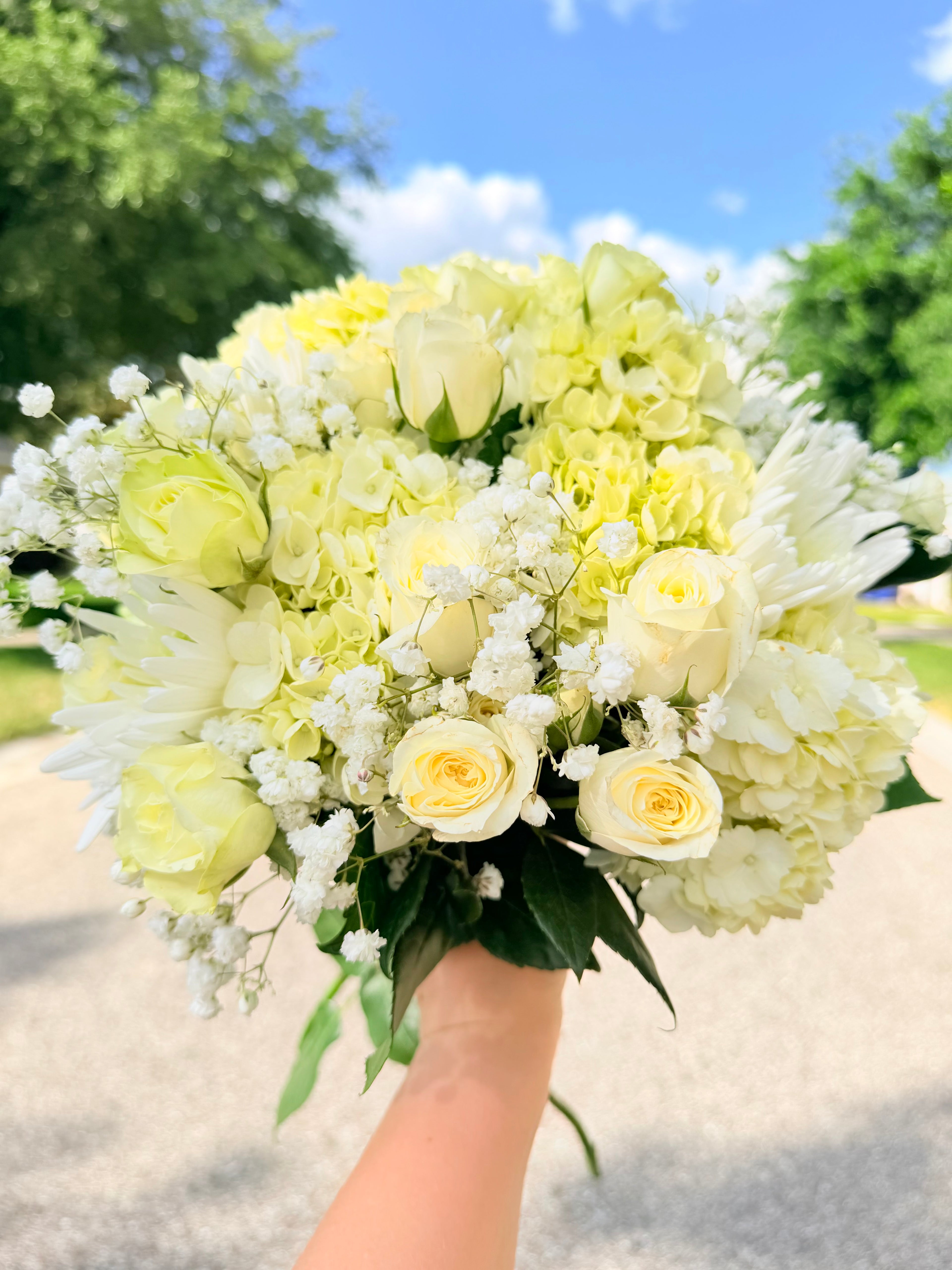 Soft elegant bouquet in neutral tones.